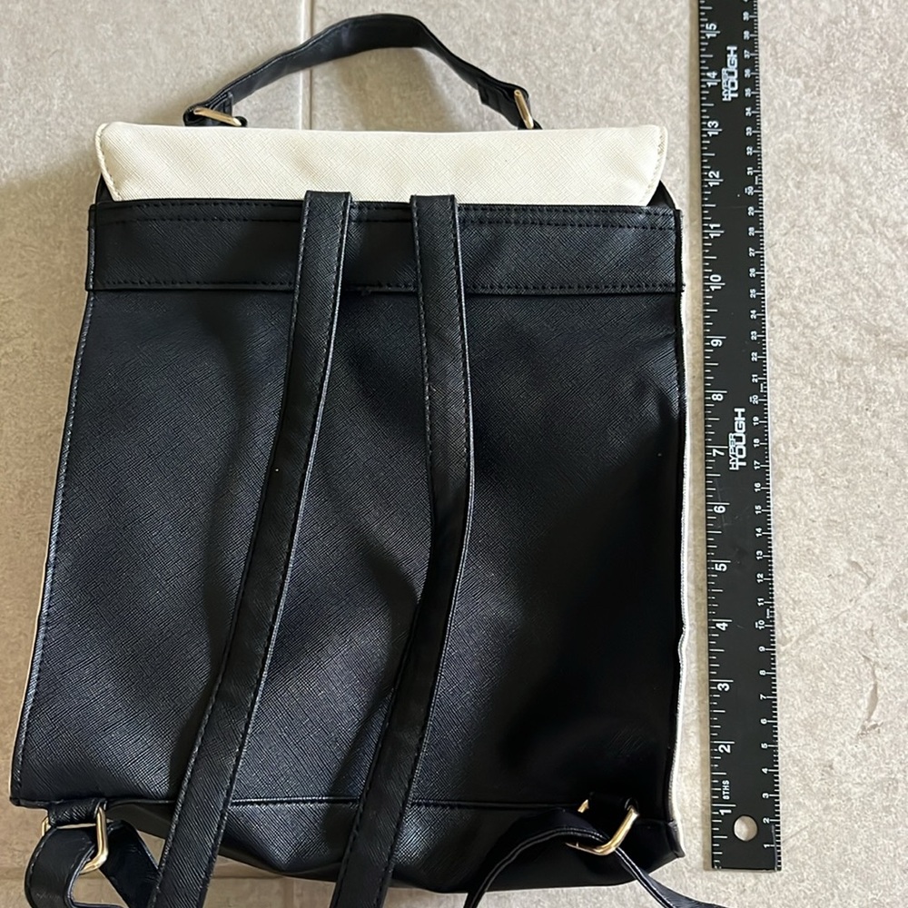 Disney backpack is like new with no tag - Picture 2 of 5